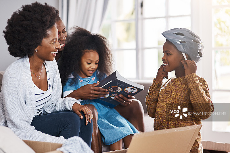 我迫不及待地想在我们的新社区里兜风！图片素材