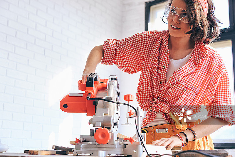 女人在车间使用圆锯图片素材