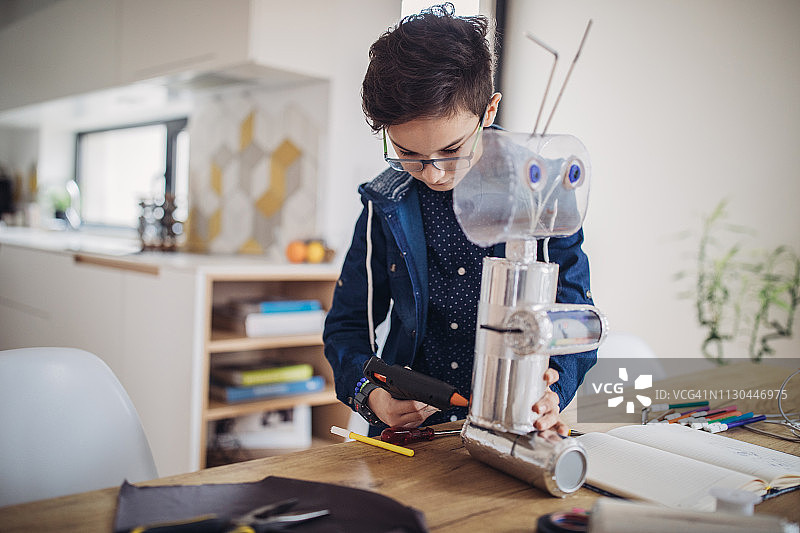 男孩工程师为学校科学项目制作机器人图片素材