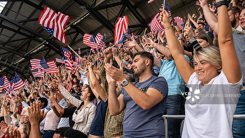 在体育场欢呼的观众图片素材