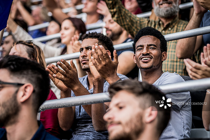 在体育场欢呼的观众图片素材