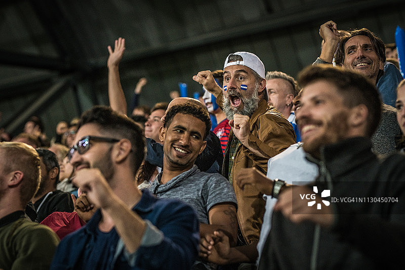 一群在体育场欢呼的观众图片素材