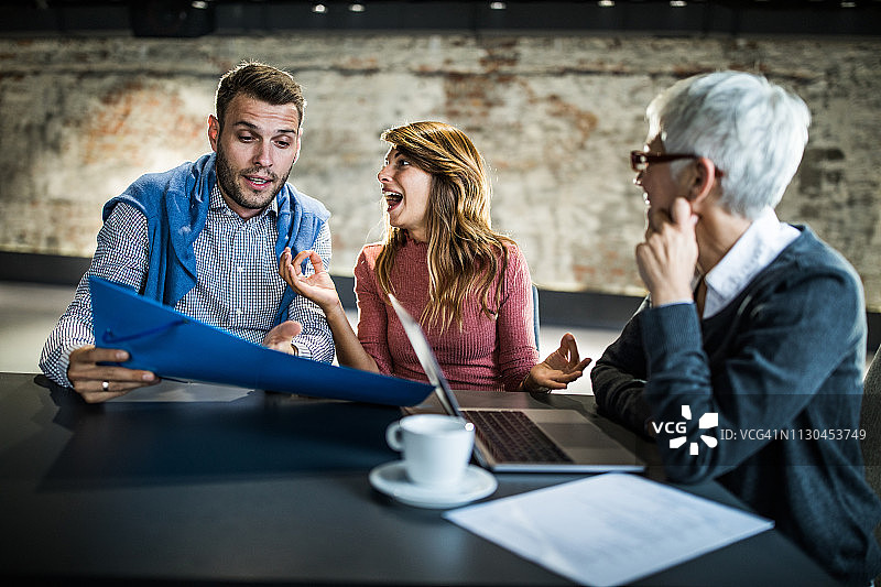幸福情侣与保险代理人会面图片素材