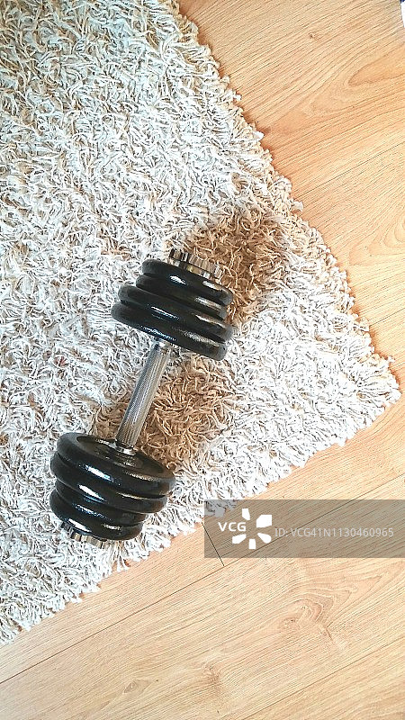 地板上的哑铃图片素材