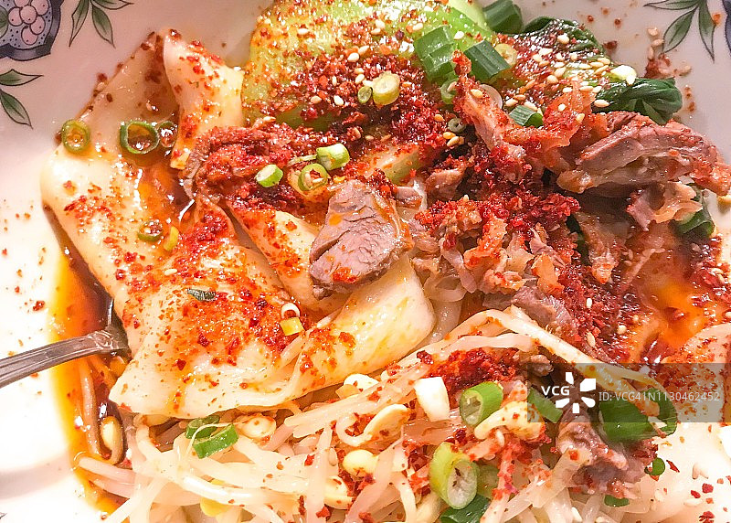 香辣油泼扯面图片素材