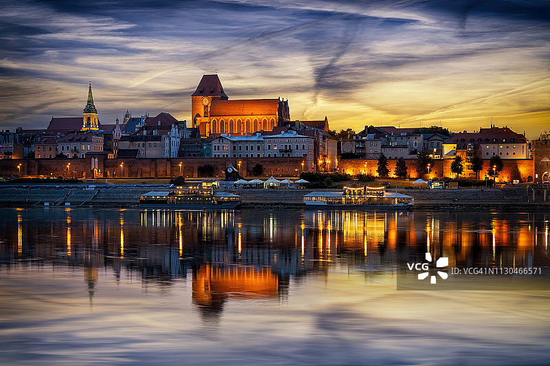 波兰维斯瓦河和托伦古镇的暮光图片素材