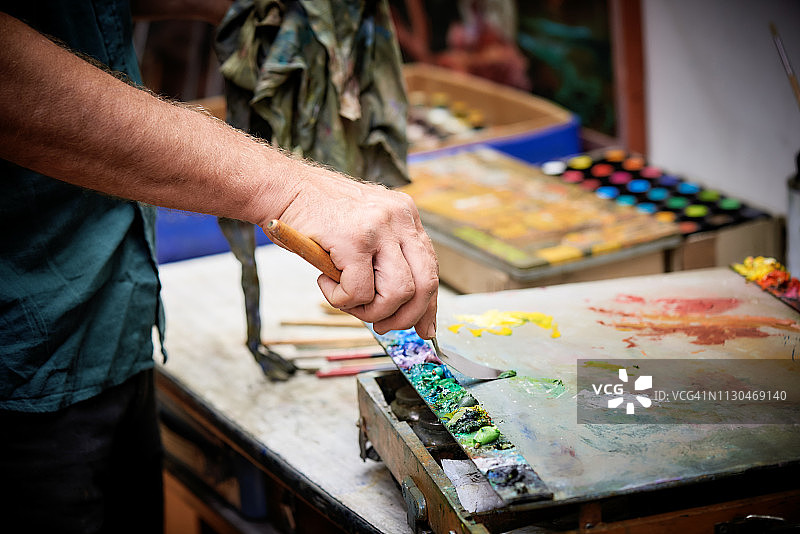 创作大型画作的艺术家图片素材