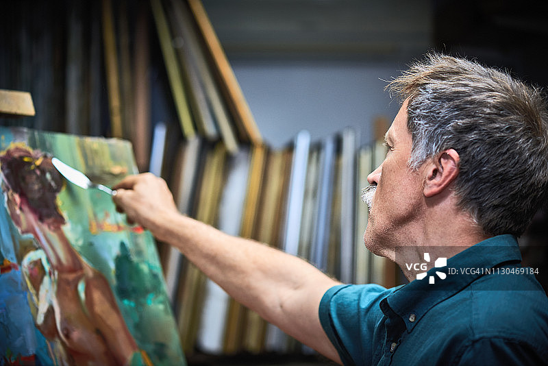 艺术家在工作室绘画图片素材