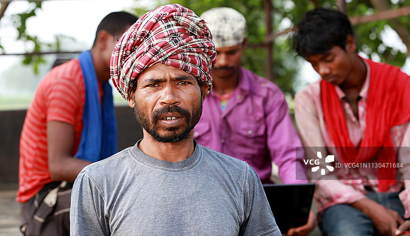 户外自然环境中的农民肖像图片素材