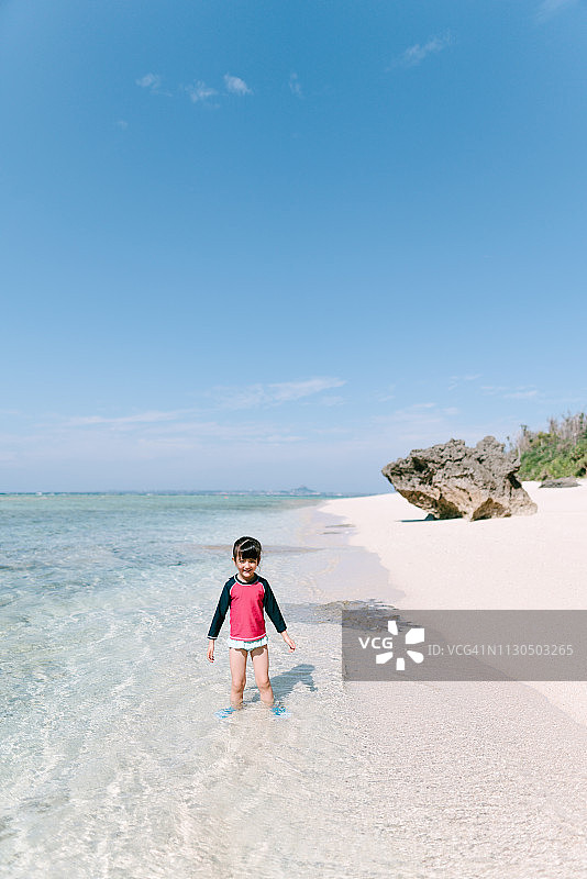 冲绳热带浅水中学前女童的肖像图片素材