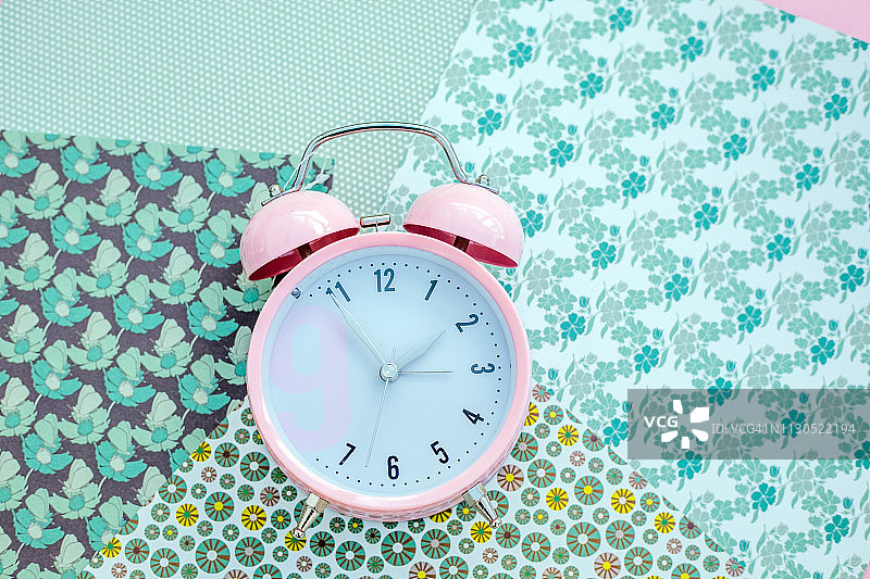 粉彩色背景中的粉色闹钟俯视图图片素材