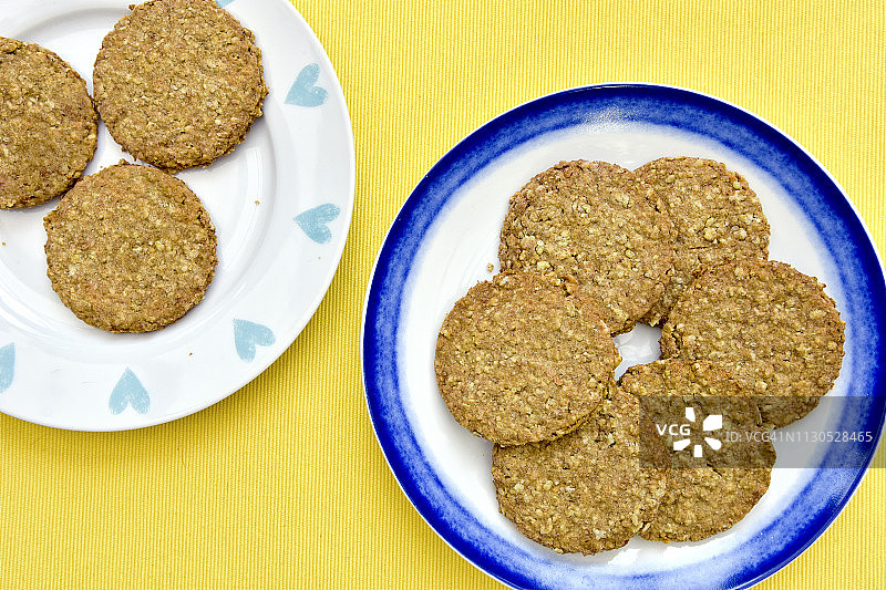 黄色背景上的自制烤消化饼干图片素材