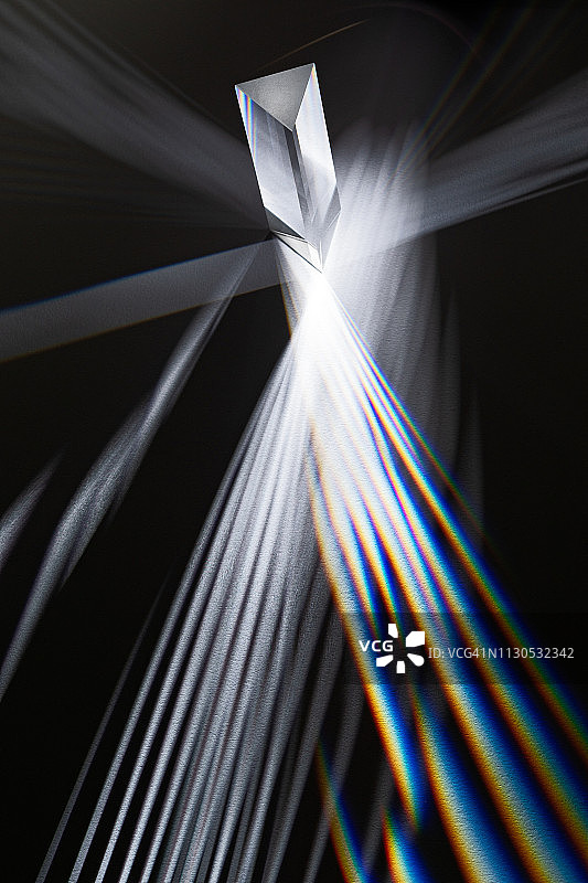 三角形棱镜折射条纹光图片素材