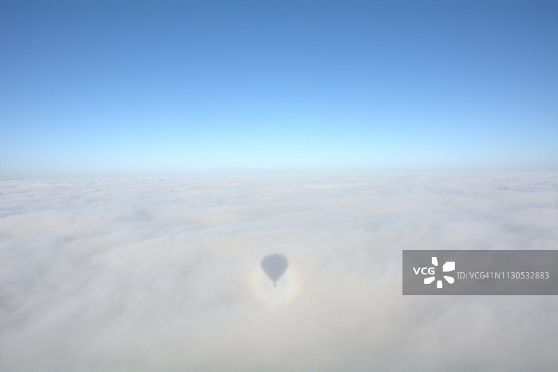 乘坐气球飞行图片素材