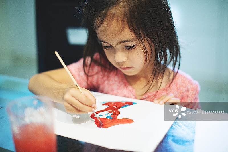 绘画的小女孩图片素材