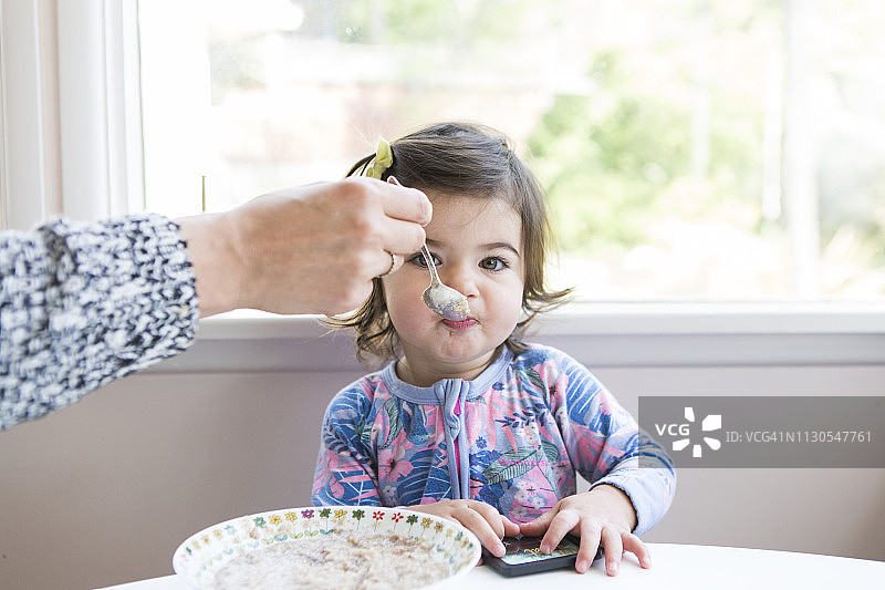 餐桌旁吃燕麦片的小孩图片素材