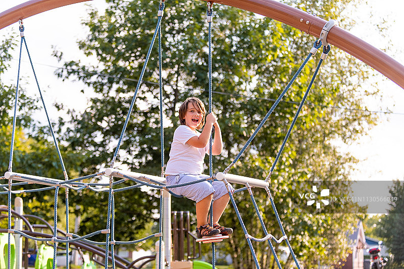 四孩家庭的一天，其中两个孩子患有唐氏综合征和自闭症图片素材