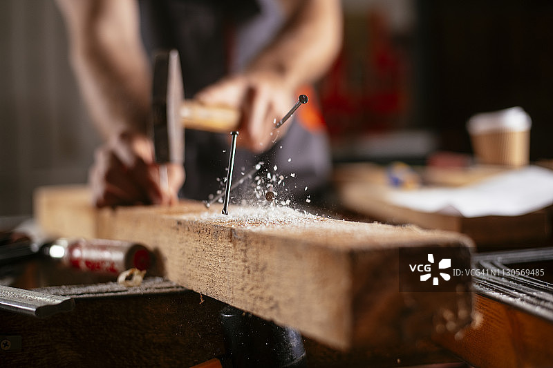 木匠进行木工工作特写图片素材