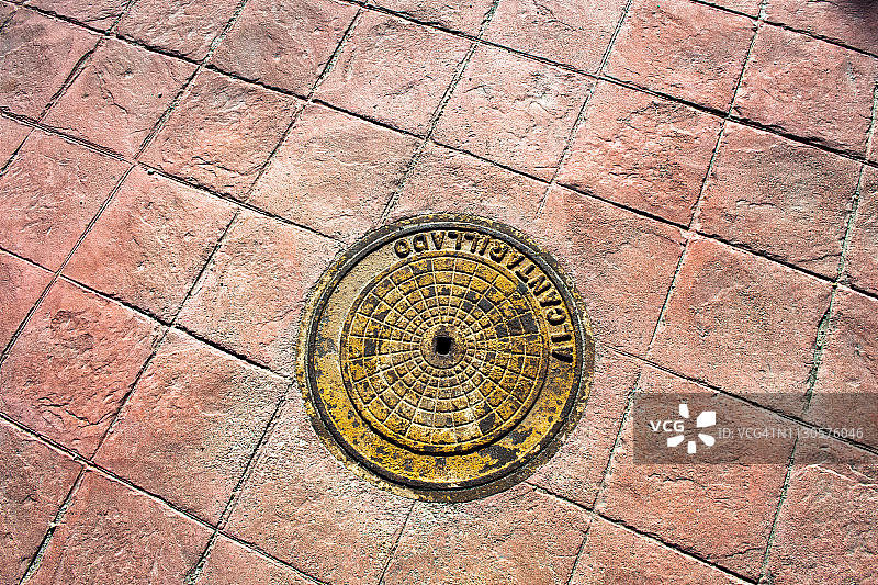 钢制下水道井盖的构成与纹理图片素材