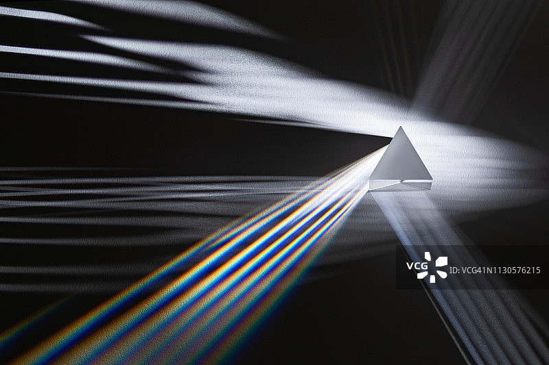 三角形棱镜折射条纹光图片素材