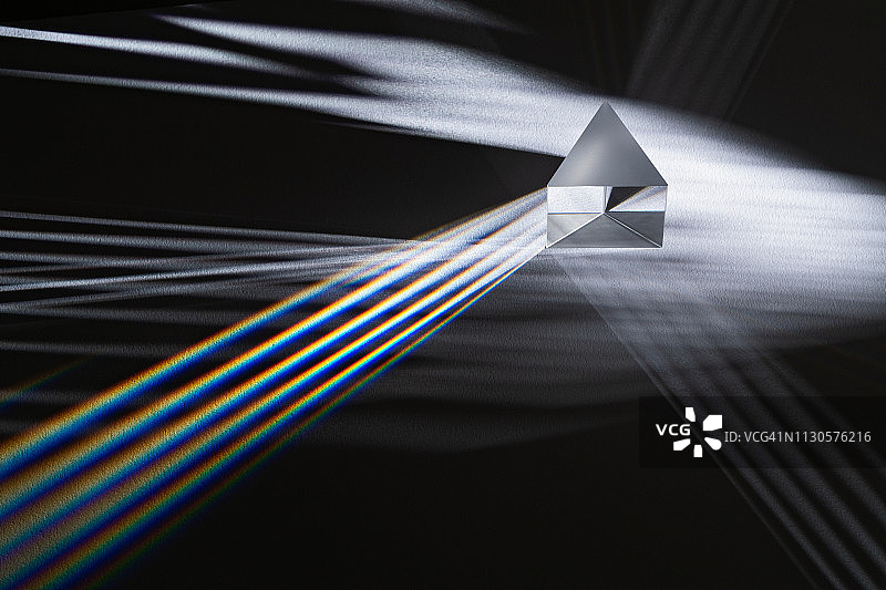 三角形棱镜折射条纹光图片素材