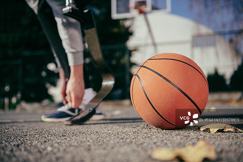 在篮球场上安装了假肢的年轻男人图片素材