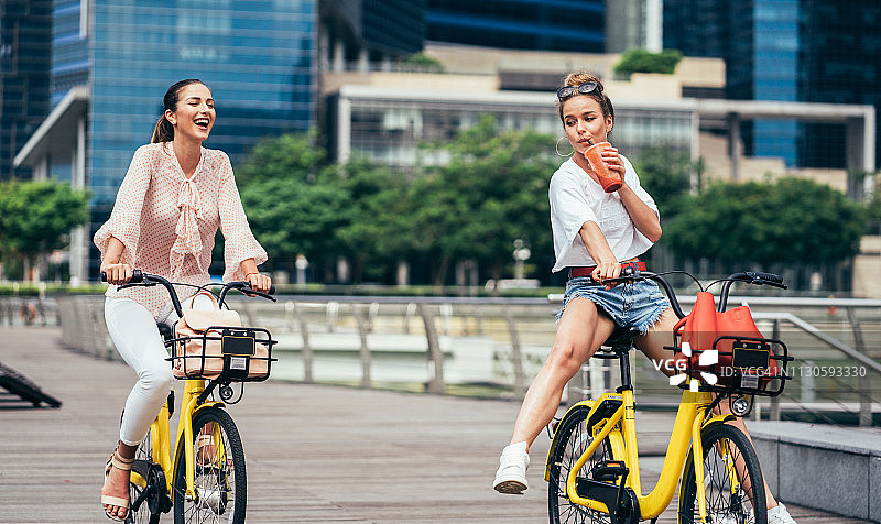 无忧无虑的女性享受骑自行车图片素材