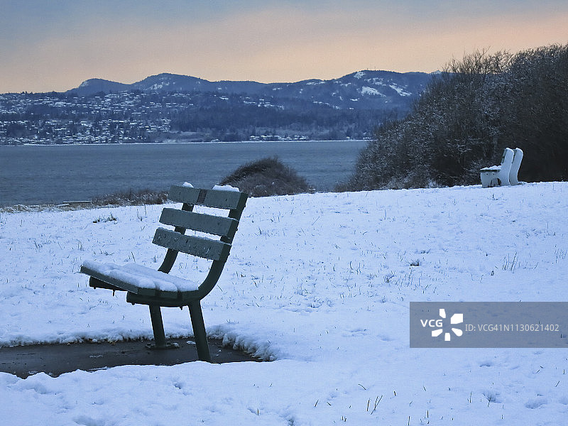 海滨公园雪景长椅图片素材