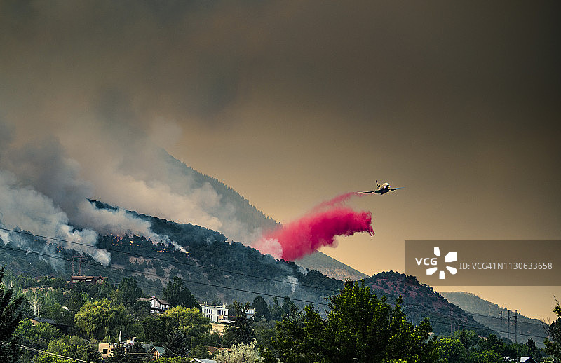 飞机喷洒阻燃剂保护小镇免受野火图片素材