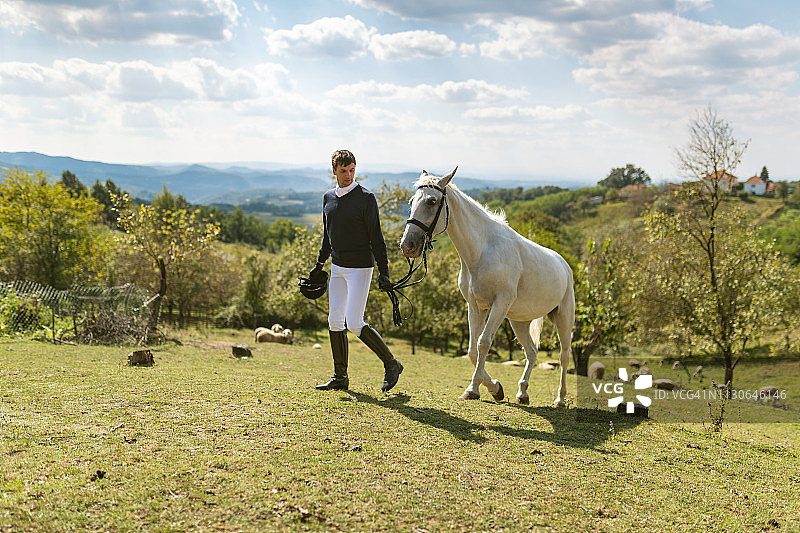 男人骑马，拉着缰绳图片素材