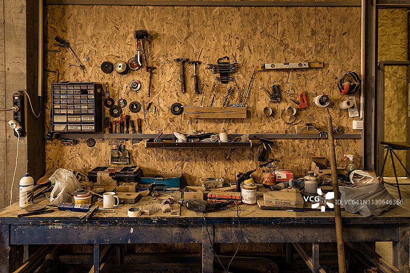 木工车间的工具架图片素材