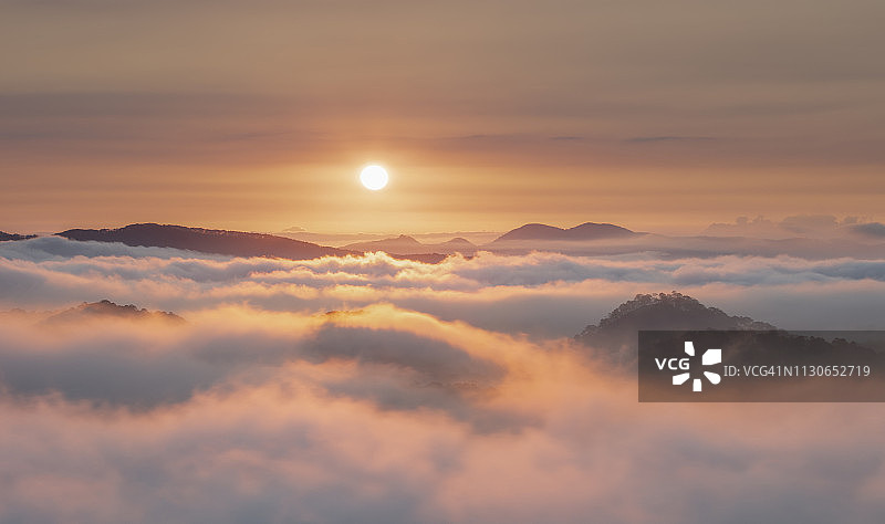 山间云海日出图片素材