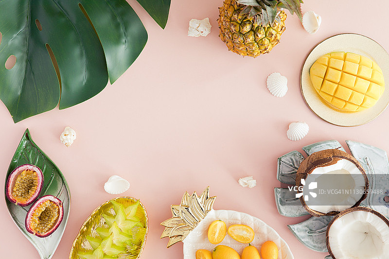 粉色背景上的异国水果：菠萝、芒果、椰子、杨桃、百香果图片素材