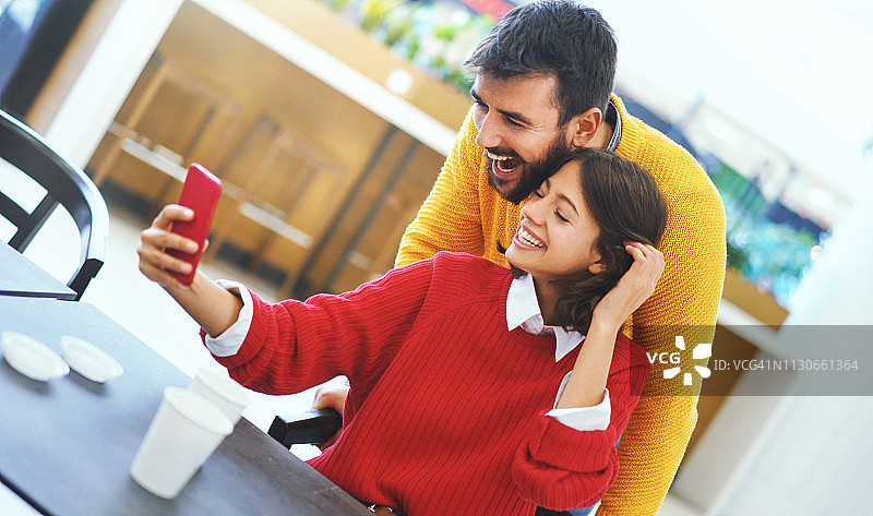 年轻情侣自拍图片素材