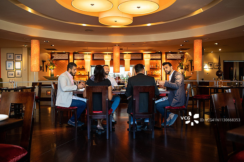 在迪拜一家餐厅用餐的阿拉伯朋友图片素材