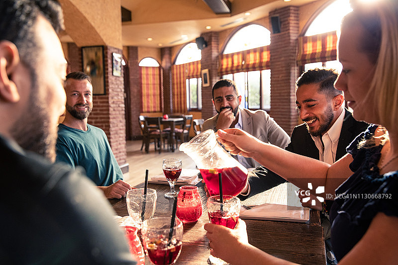 朋友们享用桑格利亚汽酒庆祝生日图片素材