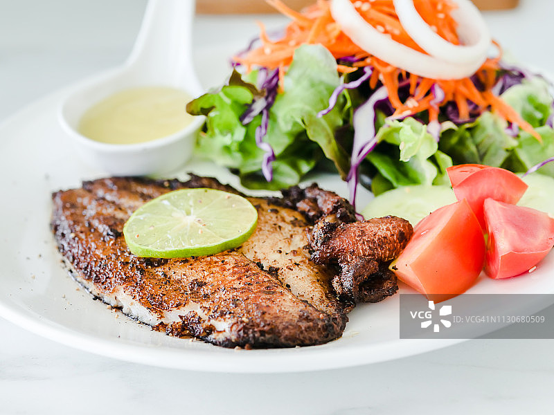 烤鱼排沙拉图片素材