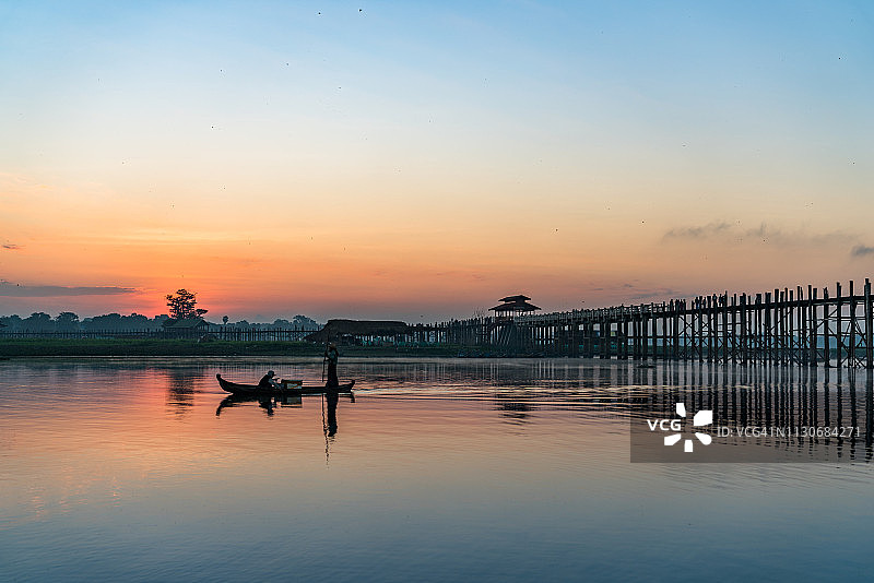 缅甸曼德勒乌本桥和东塔曼湖（清晨）图片素材