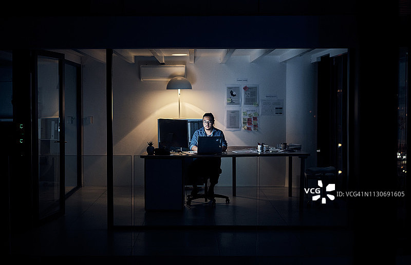 熬夜对他来说不算什么图片素材