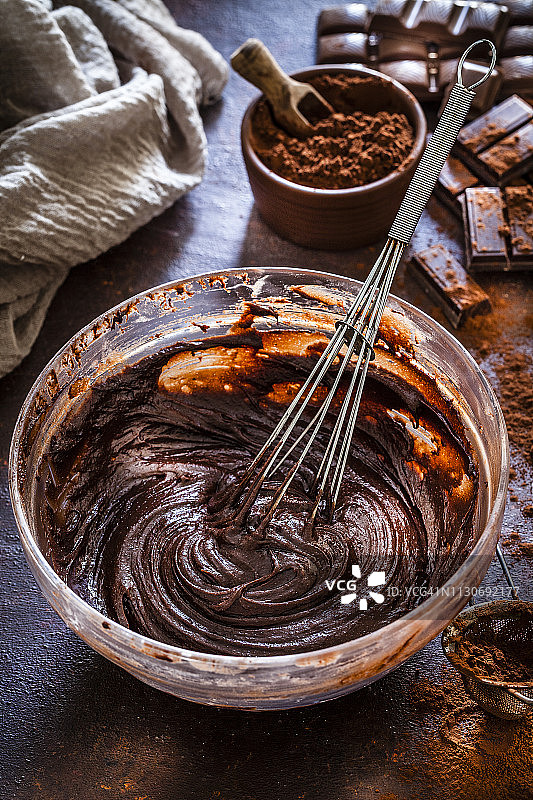 装满自制巧克力面团的搅拌碗图片素材