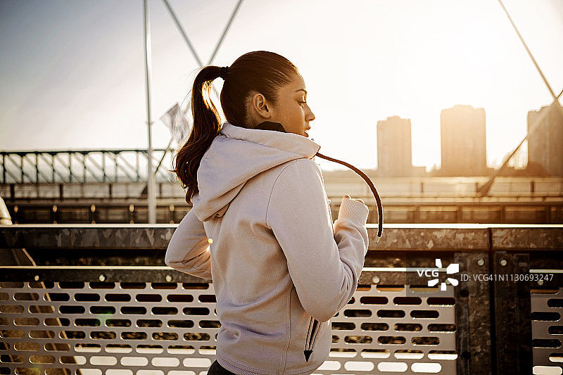 早晨慢跑的女运动员图片素材
