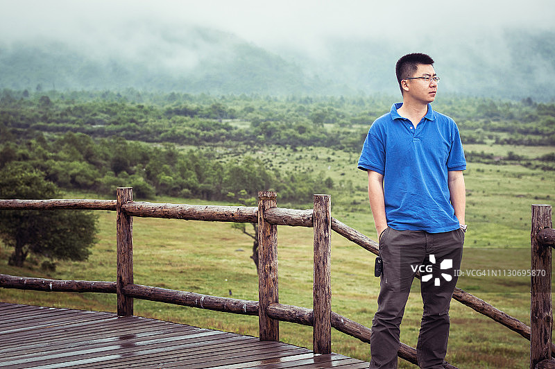 中国男子站在草地上图片素材