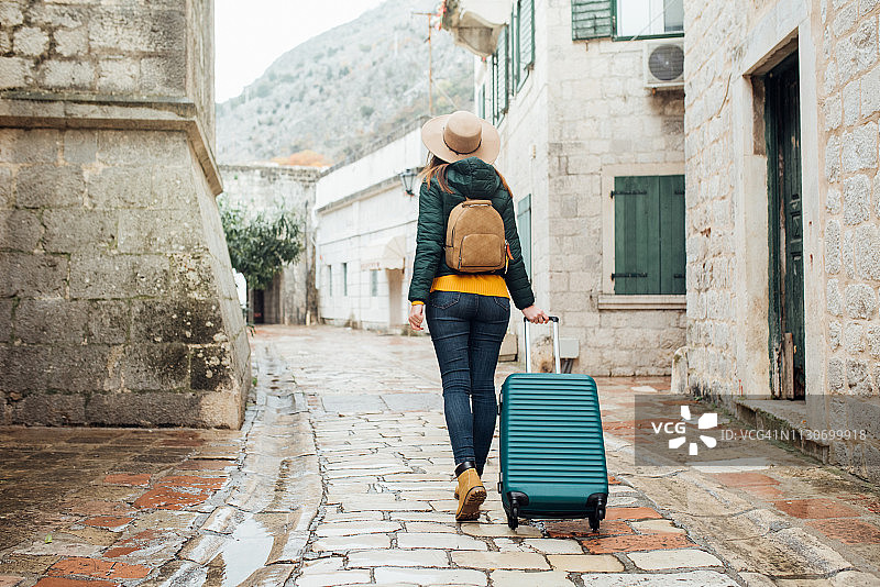 女子拉着行李图片素材