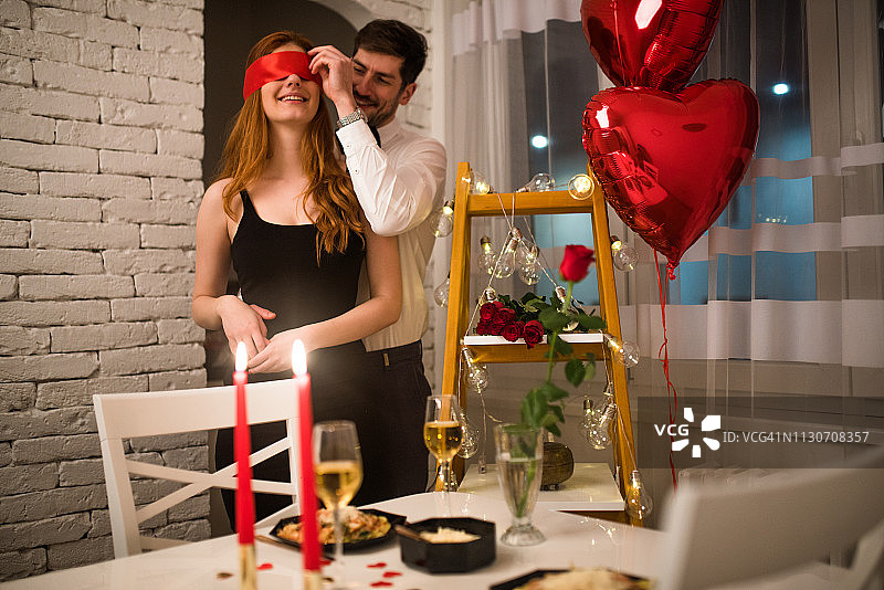 男人为女孩摘下眼罩图片素材