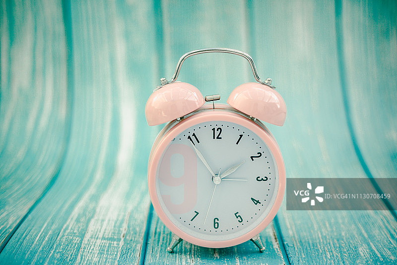 粉彩色背景中的粉色闹钟俯视图图片素材