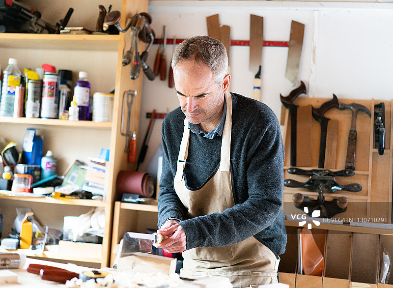 使用日式手锯制作家具图片素材