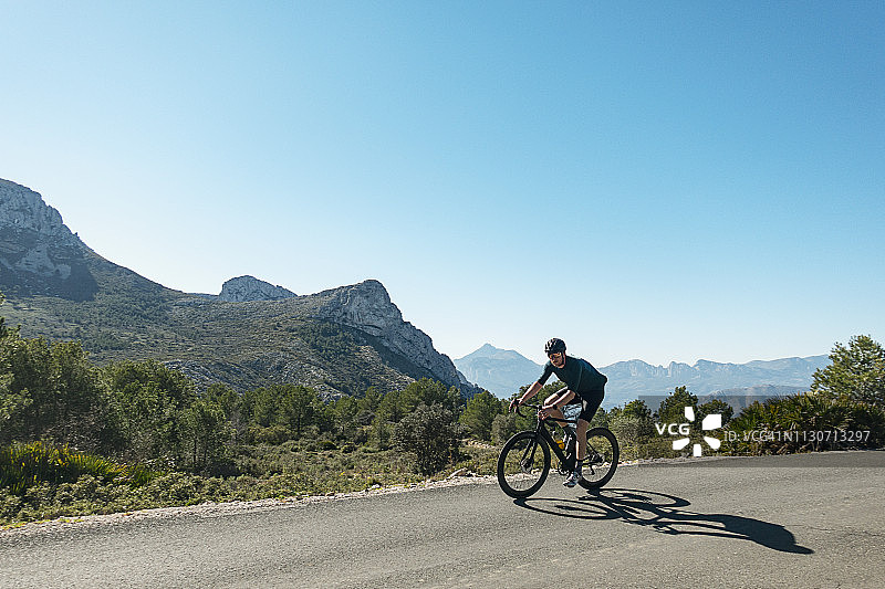 在贝尔尼亚港的骑行者图片素材