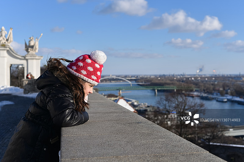 横跨河流的女孩（斯洛伐克布拉迪斯拉发，多瑙河）图片素材