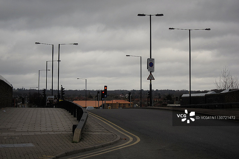 上方有灯光的空旷街道图片素材