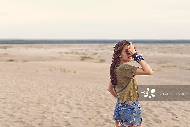 潮人在沙漠中整理头发的照片图片素材